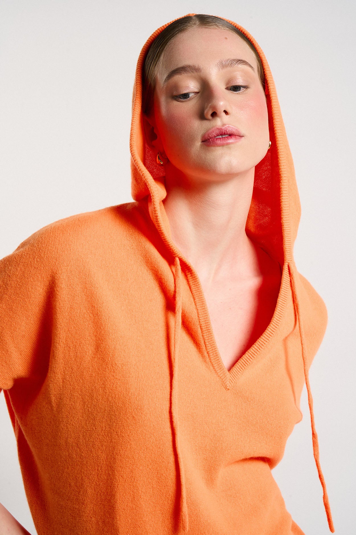 Pull col V hoodie 100% Cachemire MALCOLMA Orange fluo - vue 3