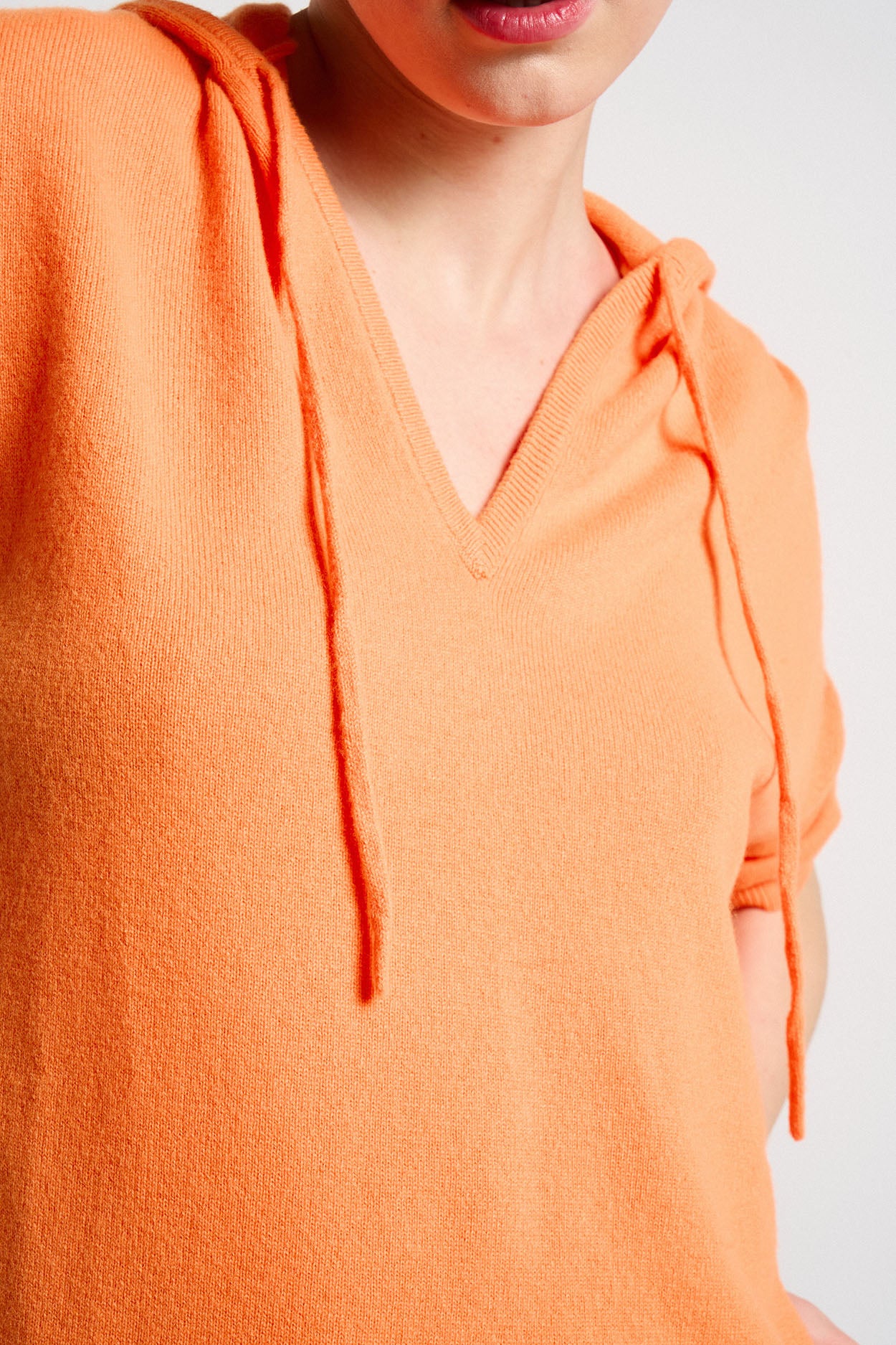 Pull col V hoodie 100% Cachemire MALCOLMA Orange fluo - vue 4